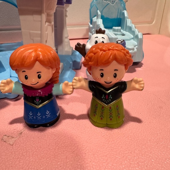 Frozen portable palace, parade cars, Olaf cafe and friends. - Picture 4 of 13